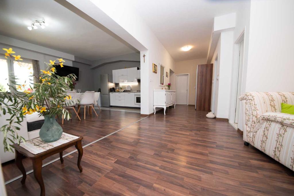 Posedenie v ubytovaní Apartman Mjeda