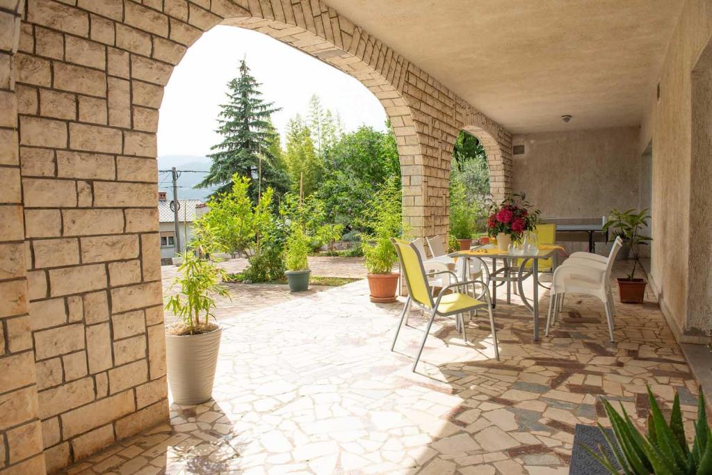 Vonkajšia záhrada v ubytovaní Apartman Mjeda
