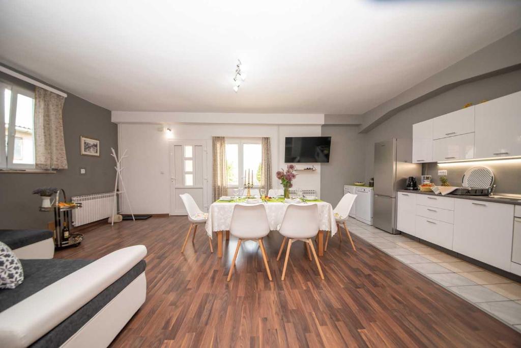 Kuchyňa alebo kuchynka v ubytovaní Apartman Mjeda