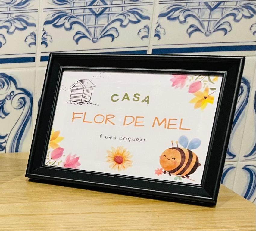 a frame with a picture of a bee at Casa Flor de Mel in Sertã