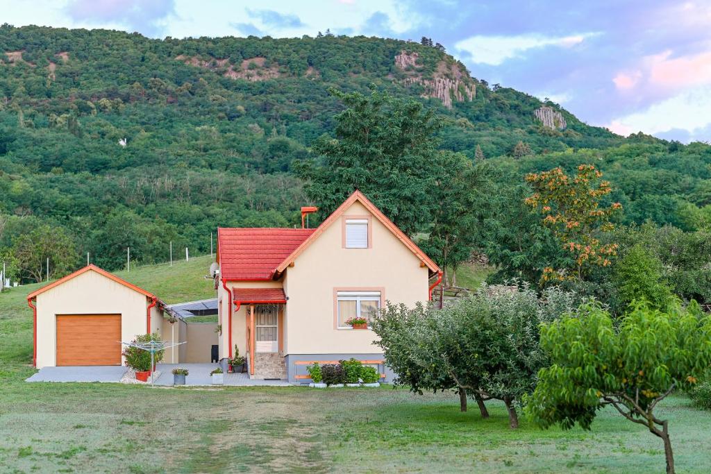 Bazaltorgona Apartman 8285 Kisapáti, 80 Kossuth utca kép - 1