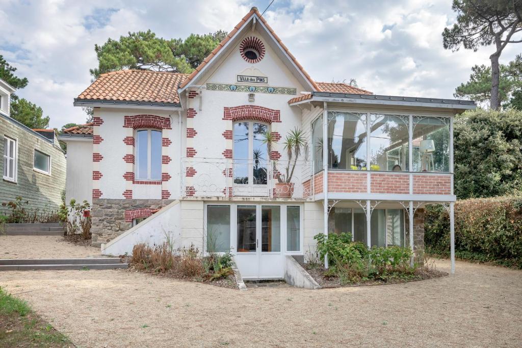 Cette grande maison blanche possède de nombreuses fenêtres. dans l'établissement Villa balnéaire pour 8 - 75m de la plage, à Pornichet