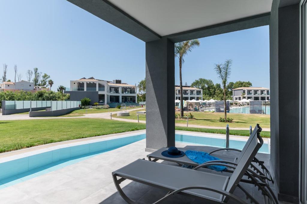 Bazén v ubytování Acharavi Beach Hotel nebo v jeho okolí