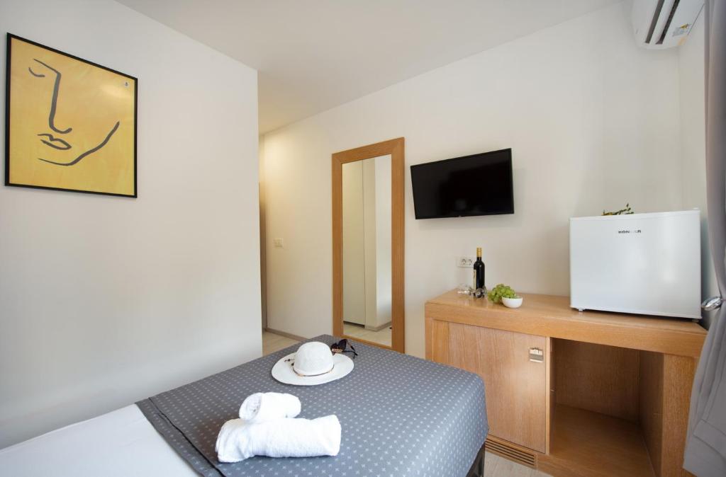 Habitación pequeña con 2 toallas en una cama en Hotel Potpican, en Potpićan