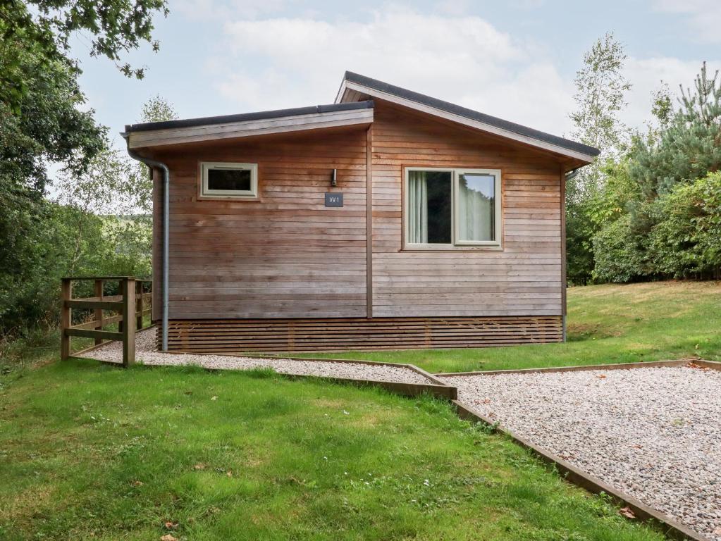 een kleine houten hut met een grasveld bij 1 Valley View in Looe