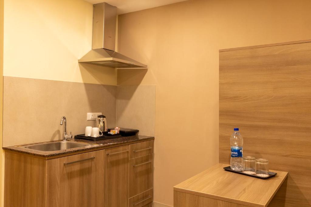 Kuchyň nebo kuchyňský kout v ubytování Starlit Suites Tirupati
