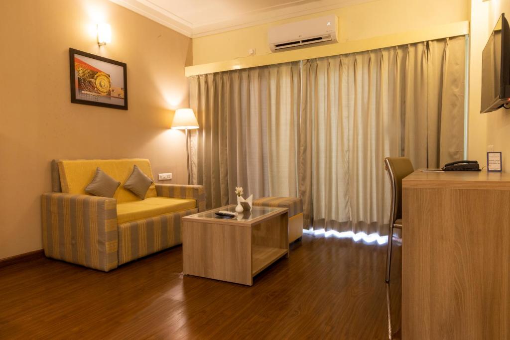 TV a/nebo společenská místnost v ubytování Starlit Suites Tirupati