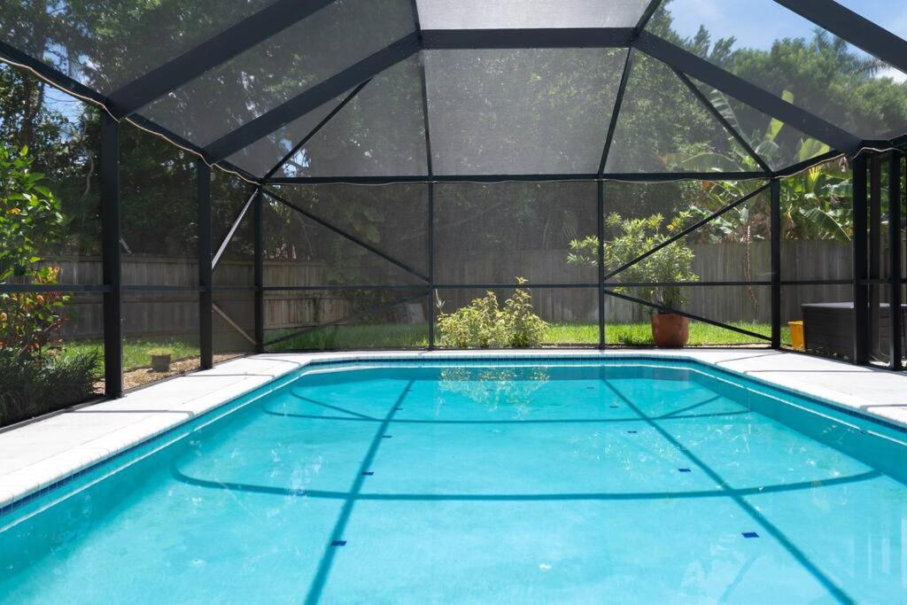 una piscina en un invernadero de plástico con piscina en Palm Paradise Luxury Stay/Pool, en Wellington