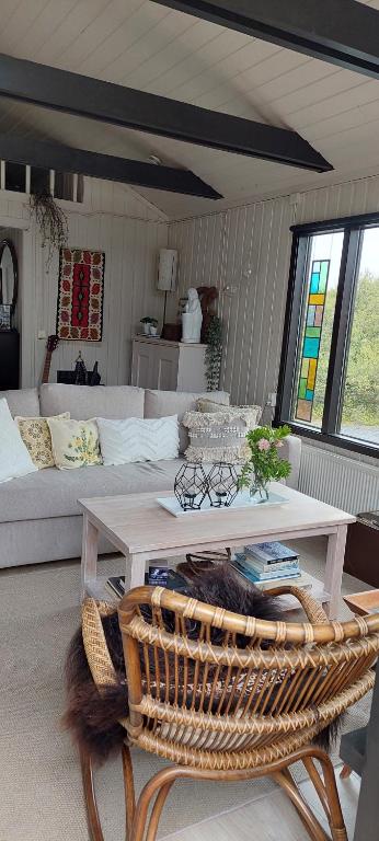 ein Wohnzimmer mit einem Tisch und einem Stuhl in der Unterkunft Heimaland 1 in Selfoss