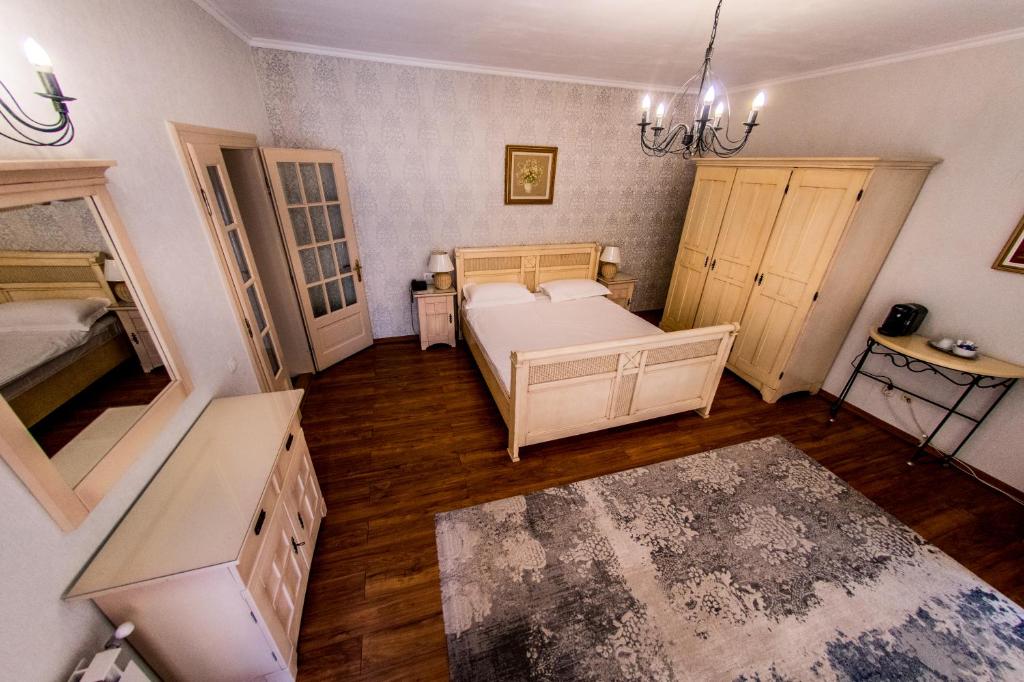 Postel nebo postele na pokoji v ubytování The Elite - Oradea's Legendary Hotel