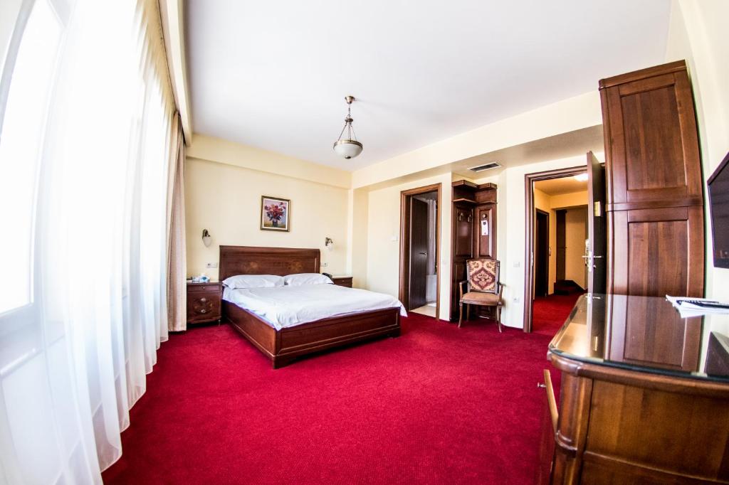 Postel nebo postele na pokoji v ubytování The Elite - Oradea's Legendary Hotel