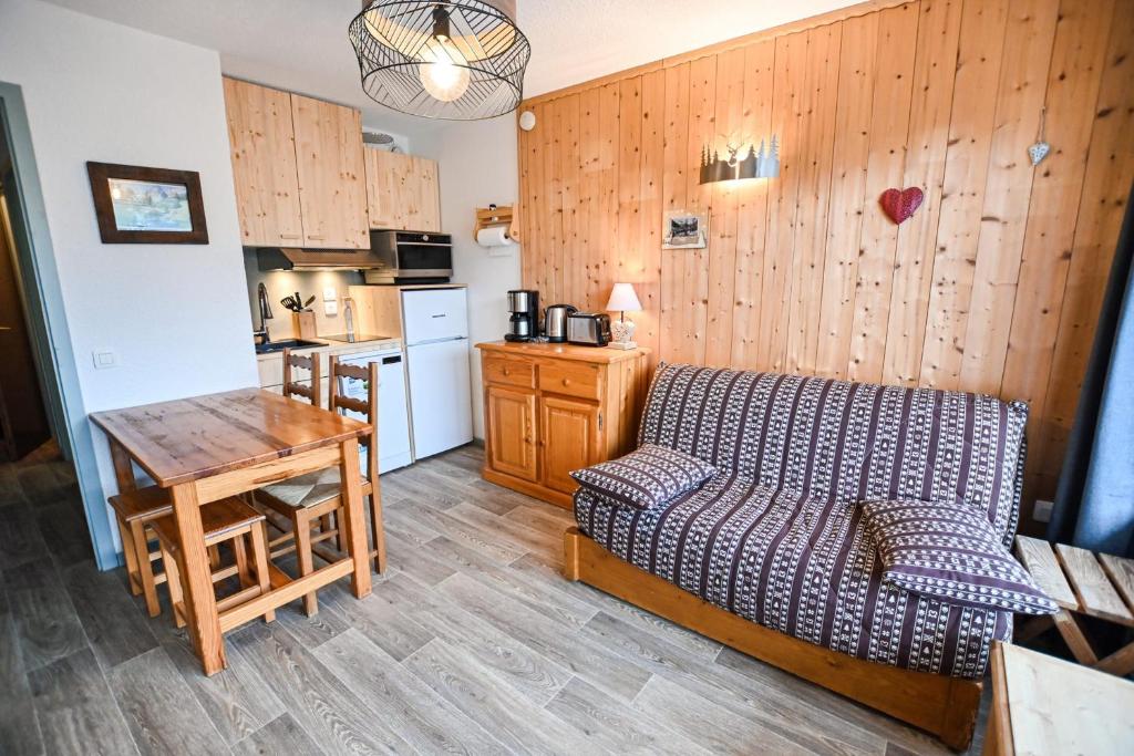 sala de estar con sofá, mesa y cocina en 24 M With Terrace Near The Center And The Slopes, en Saint-Gervais-les-Bains