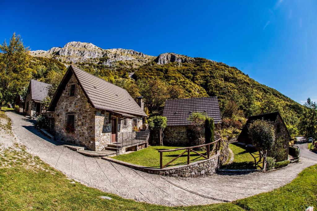 Nespecifikovaný výhled na hory nebo výhled na hory při pohledu z prázdninového domu