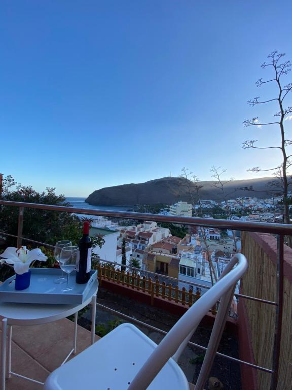 balcón con mesa y vistas al puerto en Casa Doris, en San Sebastián de la Gomera