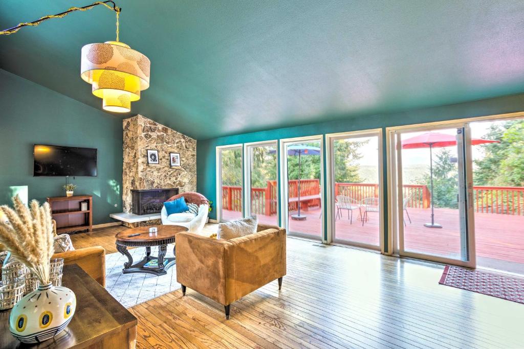 ein Wohnzimmer mit einem Sofa und einem Tisch in der Unterkunft Stunning Puyallup Oasis with Views and Game Room! in Puyallup