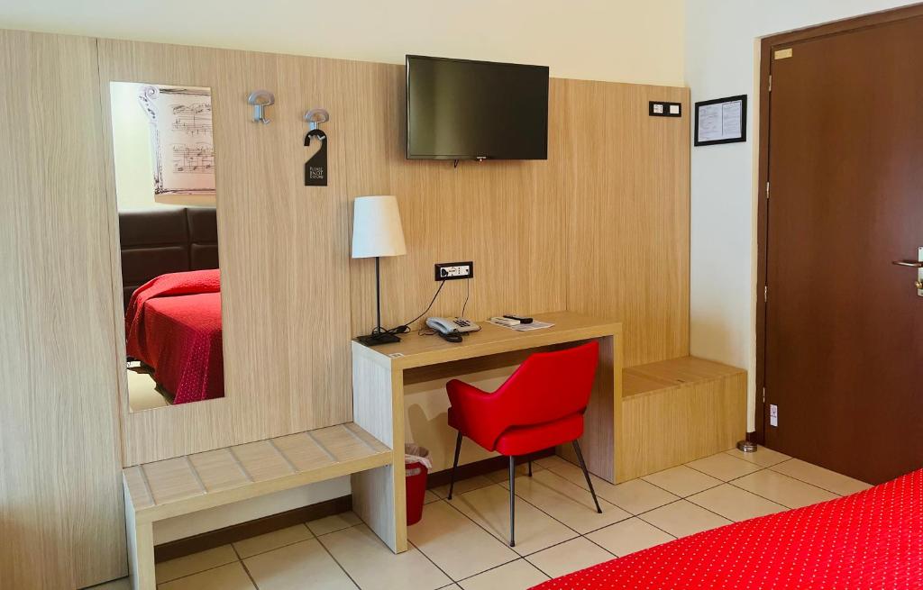 TV a/nebo společenská místnost v ubytování Albergo Visconti