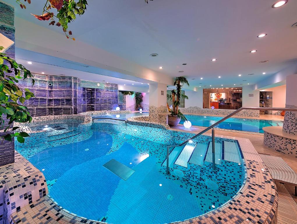 a large swimming pool in a hotel room at Luna Wellness Hotel in Folgarida