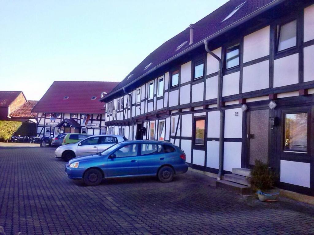 Niebieski samochód zaparkowany przed budynkiem w obiekcie Apartment 2 Langelsheim Harz w mieście Langelsheim
