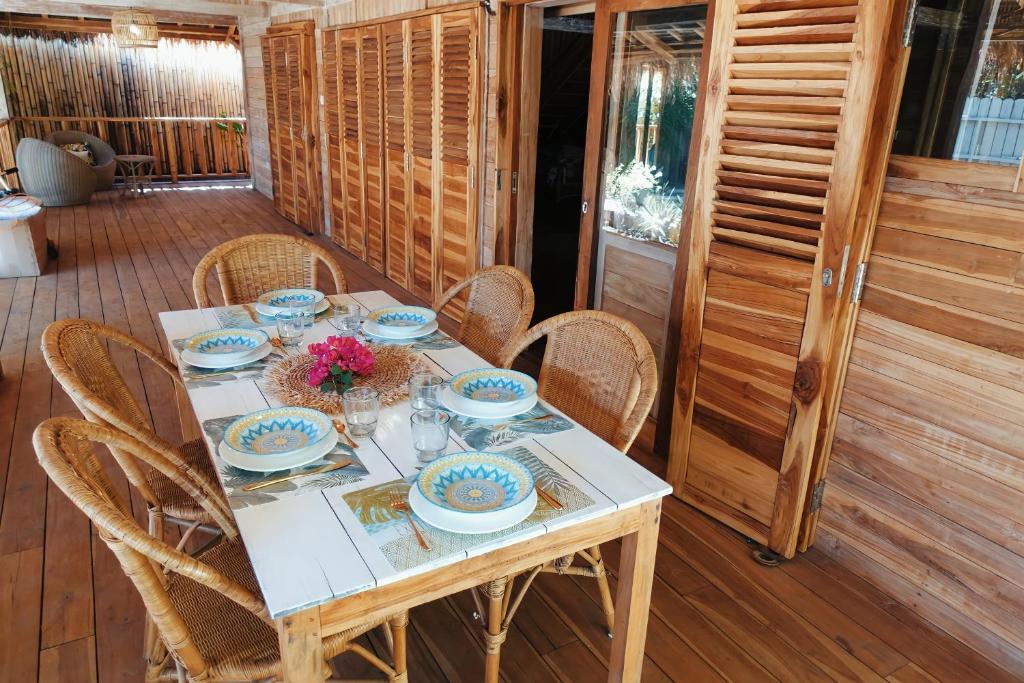 a wooden table with blue and white dishes on it at villa gilimakyah in Gili Air