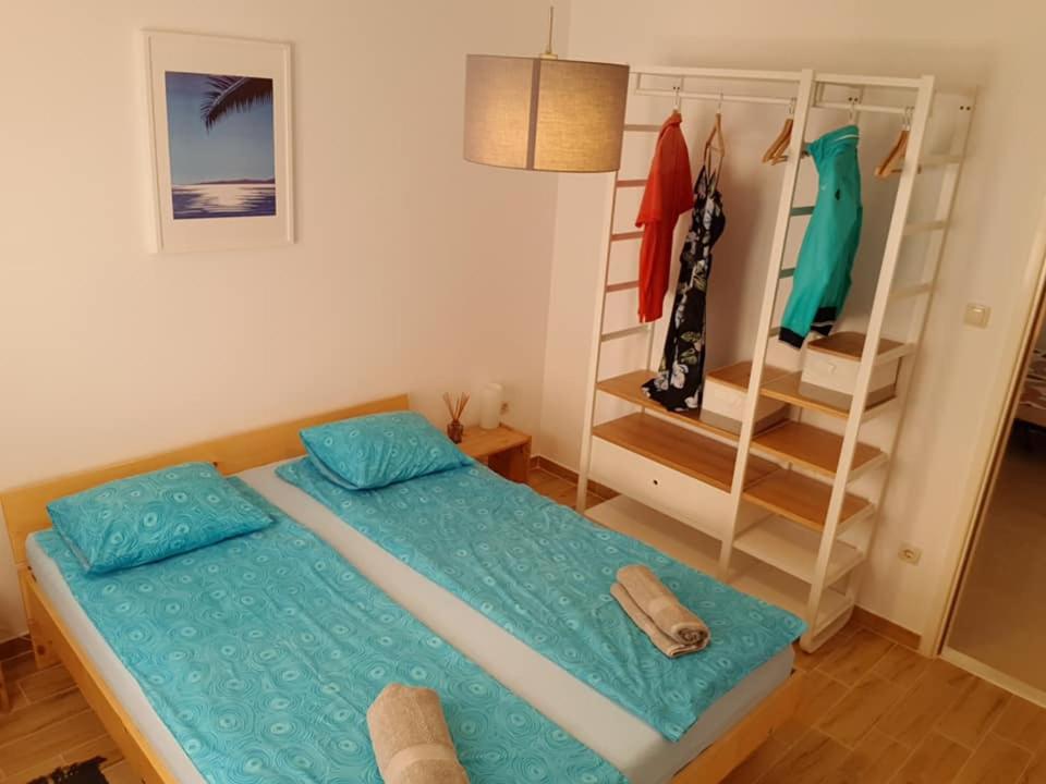 1 dormitorio con cama y estante con ropa en Ana's en Stari Grad