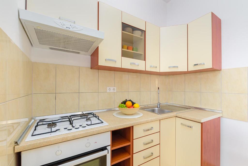 Kuchyň nebo kuchyňský kout v ubytování Apartmani Vita, Ližnjan - apartman 1