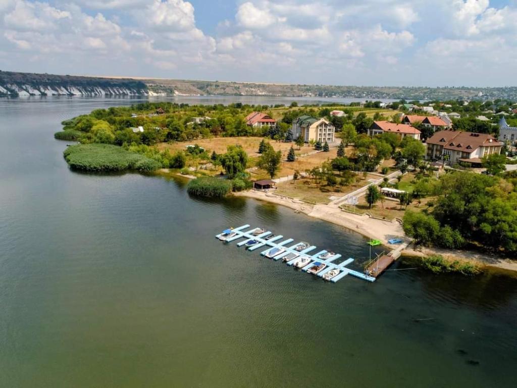 una vista aérea de un río con barcos atracados en VILA DORULUI en Molovata Nouă