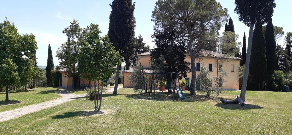 een huis met een speeltuin in de tuin bij Camere con vista in Valdichiana in Marciano Della Chiana