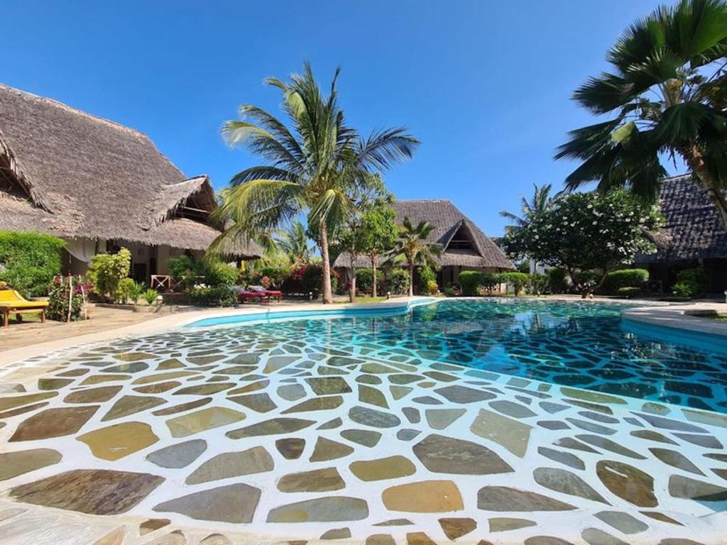 uma piscina em frente a um resort em Luxury boutique villa with gorgeous pool em Malindi