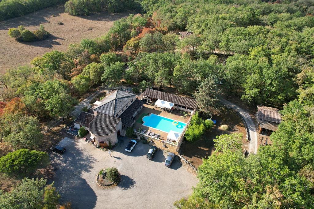una vista aérea de una casa con piscina en Le Clos des Dryades s, en Vers