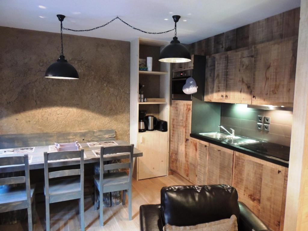 Kuchyň nebo kuchyňský kout v ubytování Charmant T2 Cabine avec Spa et Piscine, Proche Centre et Pistes de Ski - Les Gets - FR-1-598-85