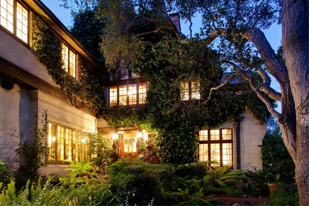 uma casa com janelas iluminadas e uma árvore em Old Monterey Inn em Monterey