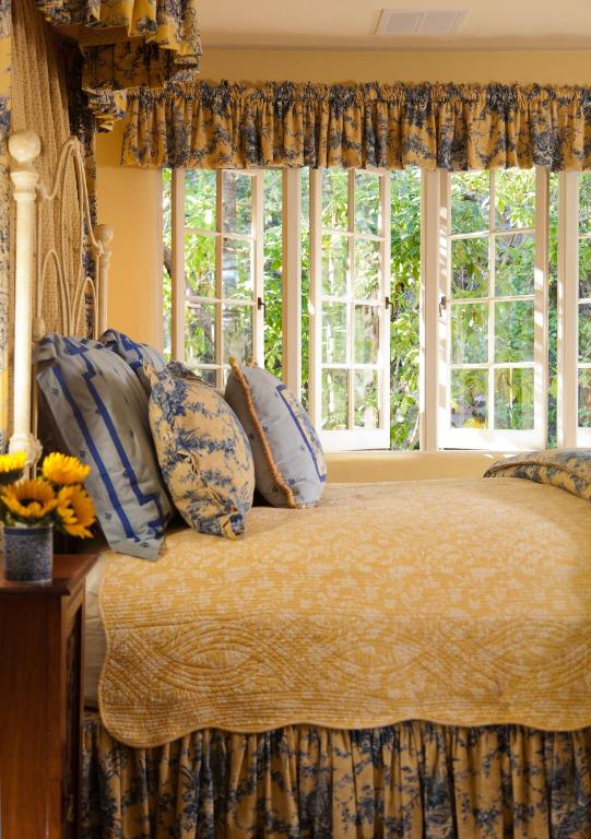 Old Monterey Inn - Standard Queen Room (2nd Floor)