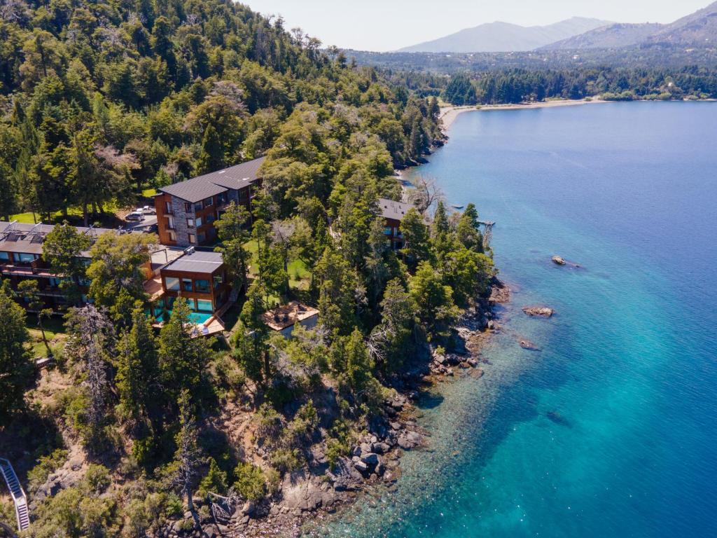 una vista aerea di una casa sulla riva di un lago di Peñon de Arelauquen Suites del Lago Bariloche Lenga 1C a San Carlos de Bariloche