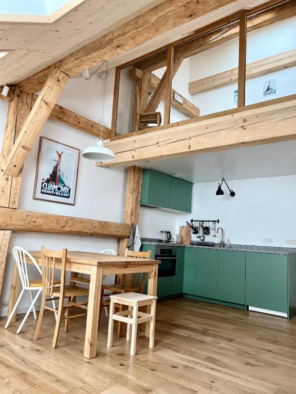 Kuchyňa alebo kuchynka v ubytovaní Triplex In The Heart Of Chamonix