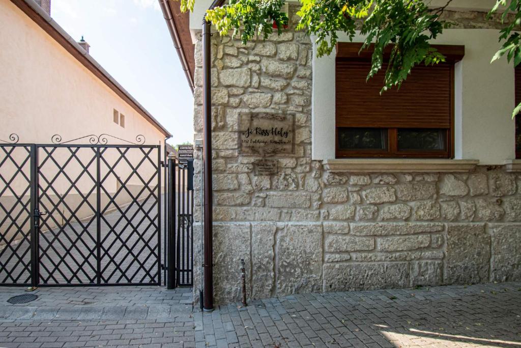 um portão preto em frente a um edifício com uma janela em JóKissHely Vendégház em Erdobénye