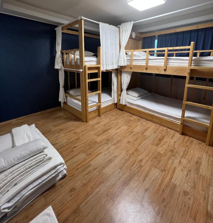 Postel nebo postele na pokoji v ubytování Jo Eun Jip Guesthouse