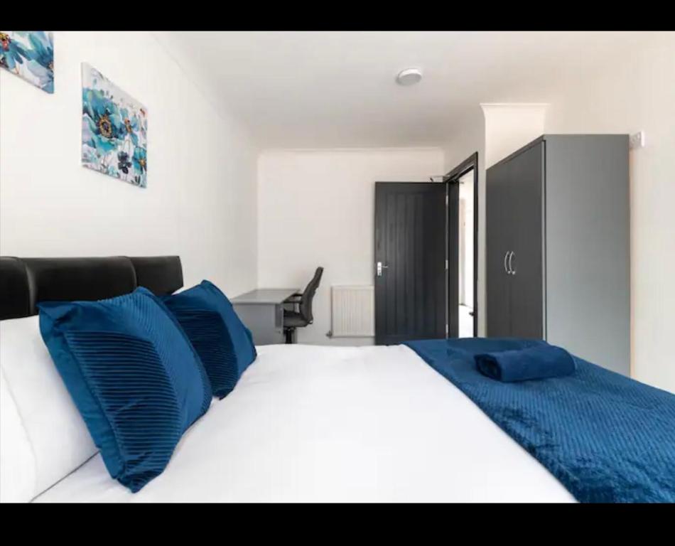 Beautiful 5 Bedroom home in Marston Green