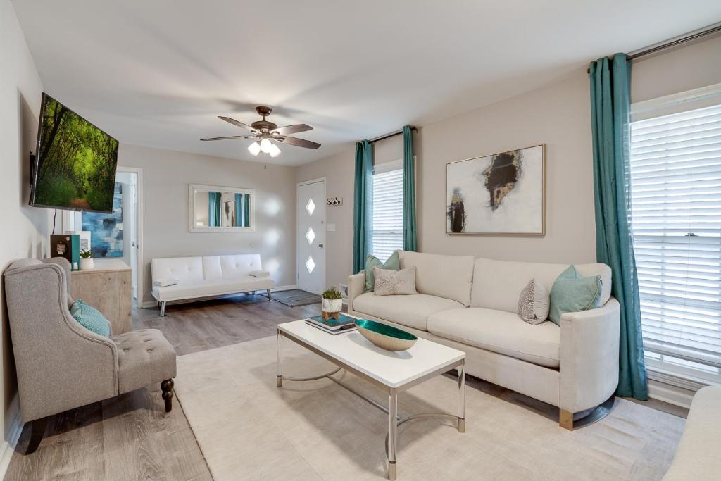 GoodKarma Rentals Stunning Home in Austell Newly Updated Best location Very close to Six Flags - Housity