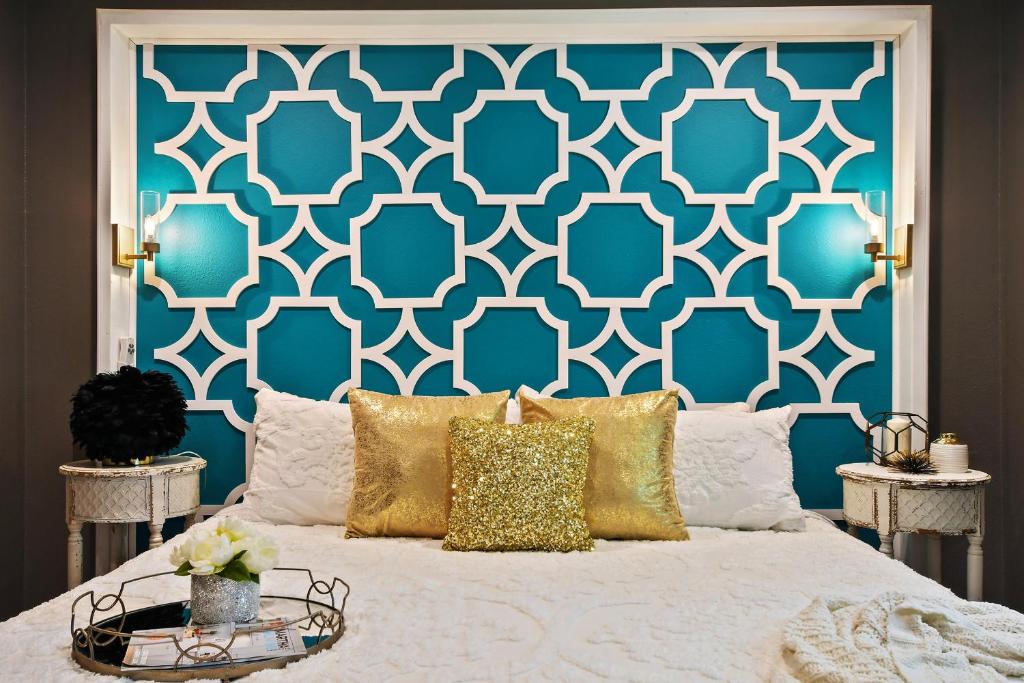 - une chambre dotée d'un lit avec un mur bleu et blanc dans l'établissement Peacock Suite. Centrally Located. Amazing Outdoor Space., à Orlando