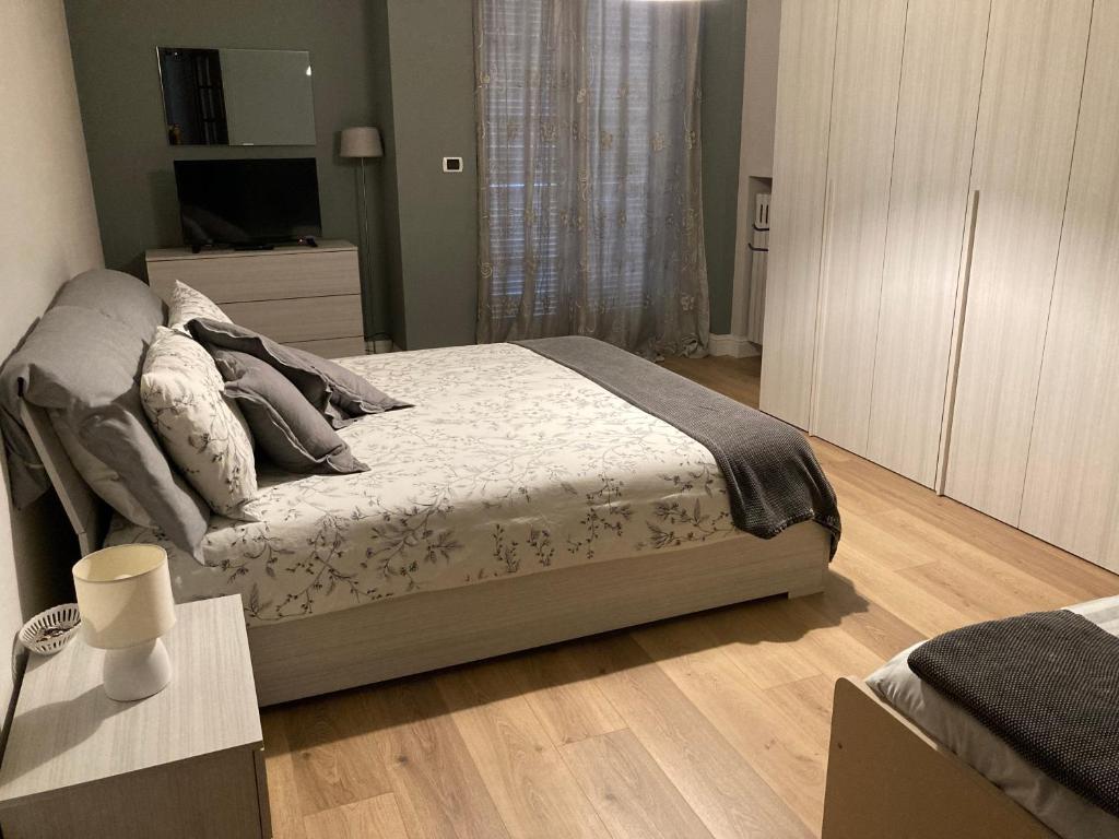1 dormitorio con 1 cama grande y suelo de madera en Da Gegè, en La Loggia