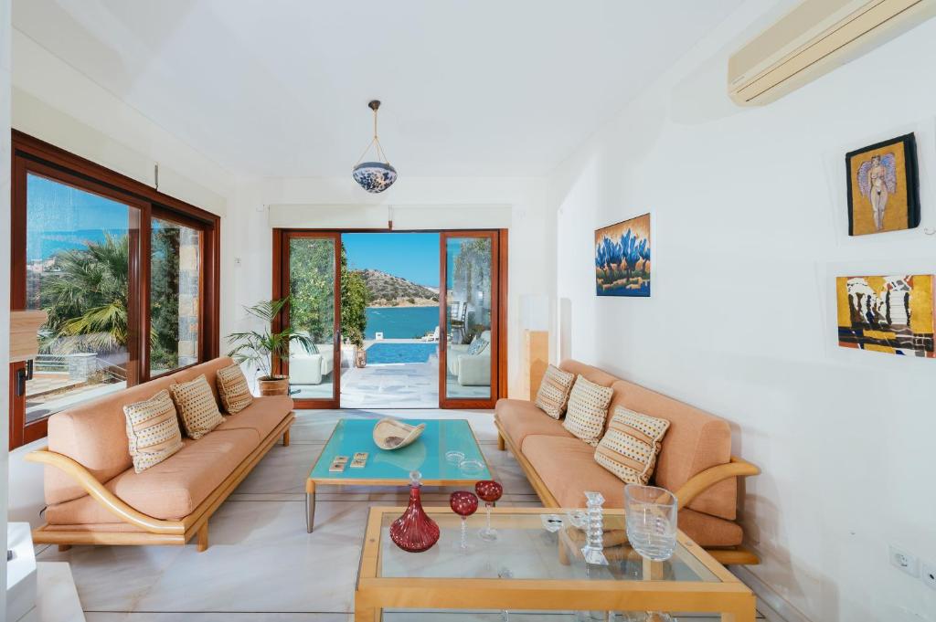 Posedenie v ubytovaní Agios Nikolaos Beach Villas
