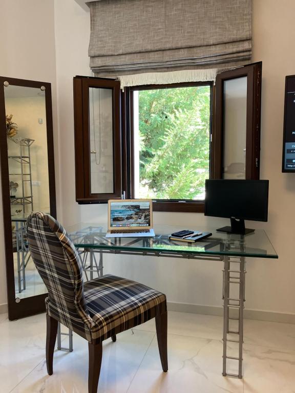 Televízia a/alebo spoločenská miestnosť v ubytovaní Agios Nikolaos Beach Villas