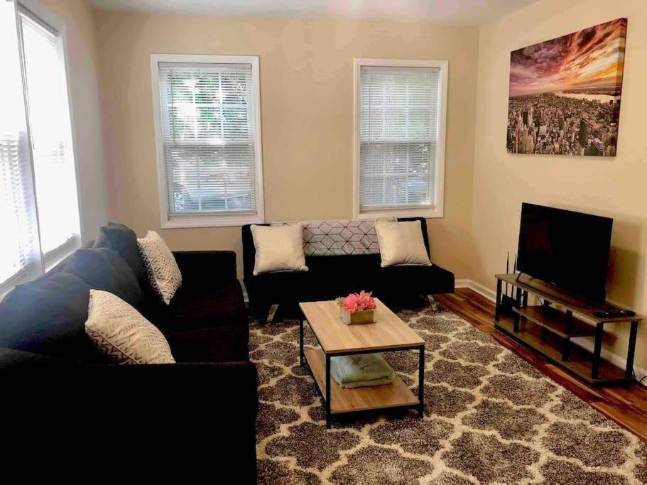 sala de estar con sofá y TV en WelcomingTownhome - King Bed - Long Term Stays - UNC, en Chapel Hill