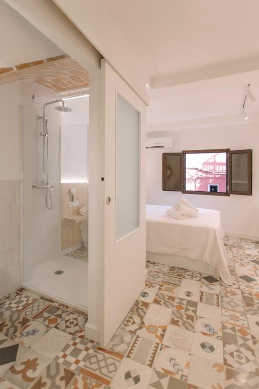 A bathroom at La Vila Hort by Seaward Suites
