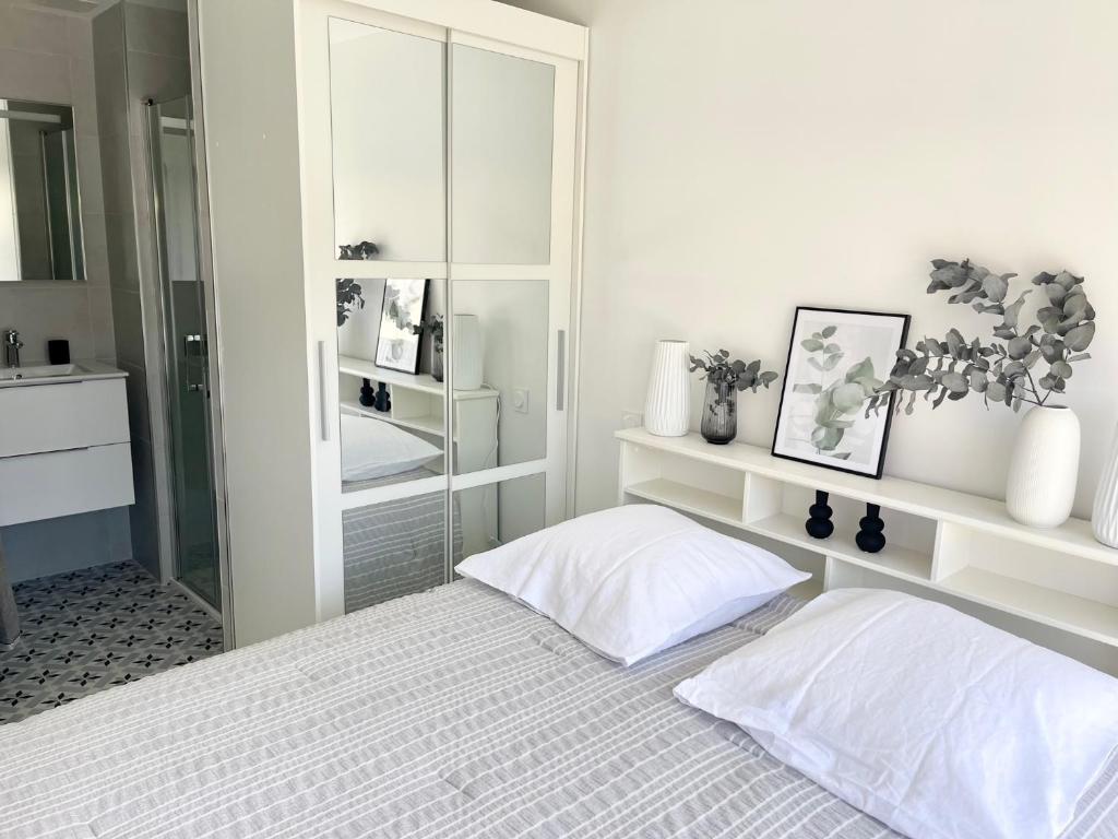 Łóżko lub łóżka w pokoju w obiekcie Maison chaleureuse avec Jacuzzi