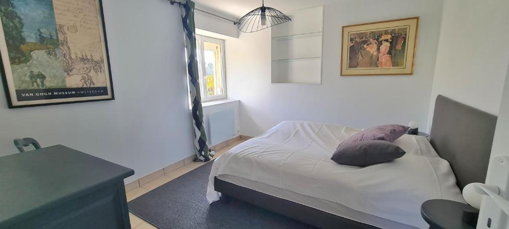 sypialnia z łóżkiem z poduszką w obiekcie Grande Maison dans le Bourg de Nevez + jardin w mieście Névez