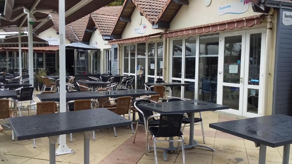 Reštaurácia alebo iné gastronomické zariadenie v ubytovaní Mobil home 4-6 places St brėvin les pins 44