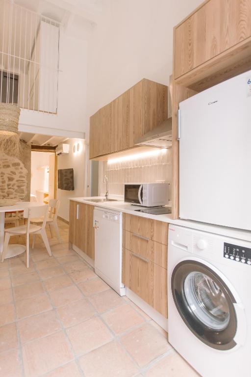 A kitchen or kitchenette at La Vila Hort by Seaward Suites