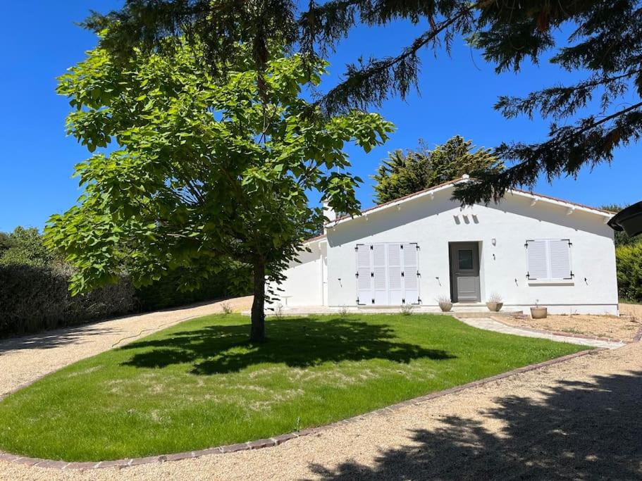 A 30 min de l'île aux Mimosa Maison Vendéenne avec Jardin - Three-Bedroom House