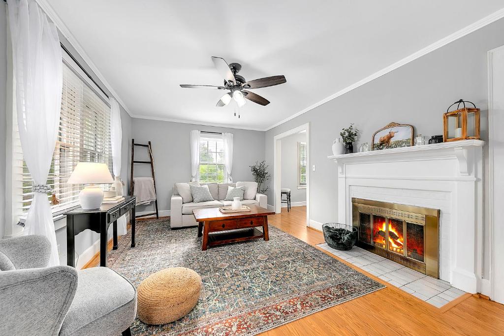 GoodKarma Rentals Amys Place Walk to Marietta Square and 1mile to Interstate! - Housity